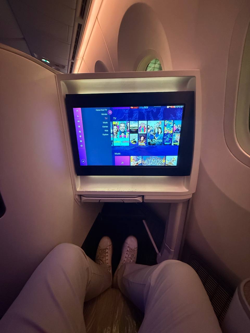 Size 12 feet struggling in the Hawaiian 787 footwell